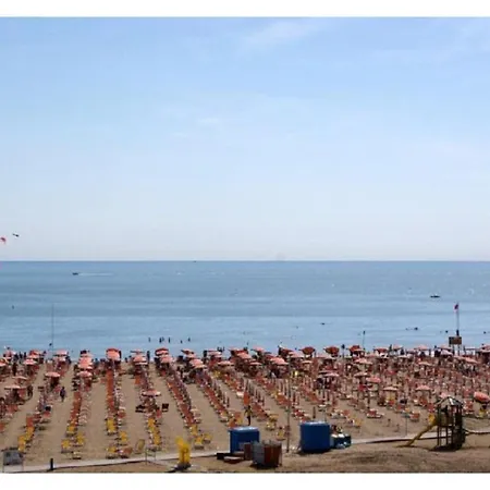 Welcoming Flat With Charming Pool View Terrace Apartamento *